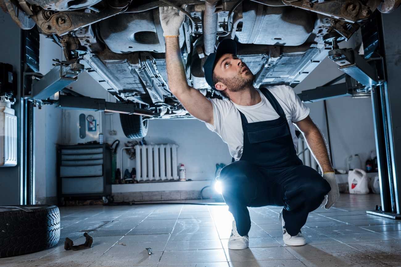 mecanico debajo del coche